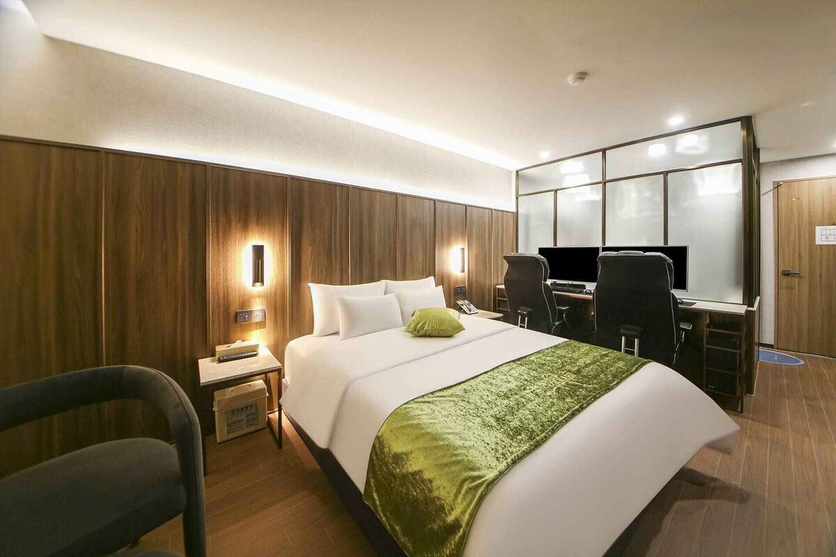 Superior Double Room Single Use, Park View | Desk, free WiFi