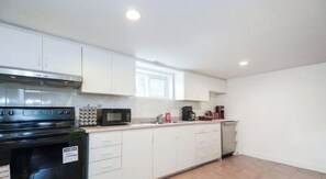 Mikroaaltouuni, liesi, astianpesukone