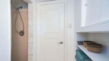 Hårtørrer, håndklæder, Sæbe, Toiletpapir