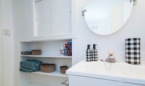 SĂšche-cheveux, serviettes fournies, savon, papier toilette