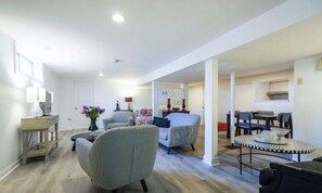 Smart TV, fireplace - A Modern Private Basement Suite – Richmond Hill (Richmond Hill)