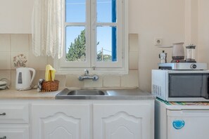 Réfrigérateur, micro-ondes, plaque de cuisson, cafetière/bouilloire