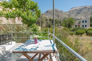 Outdoor dining - Apartment 'Studio 1' with Mountain View, Wi-Fi and Air Conditioning (Kalymnos)