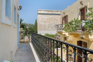 Property grounds - Apartment 'Studio 2' with Mountain View, Wi-Fi and Air Conditioning (Kalymnos)