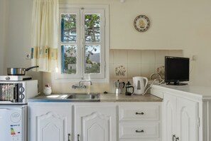 Fridge, microwave, oven, stovetop - Apartment 'Studio 2' with Mountain View, Wi-Fi and Air Conditioning (Kalymnos)