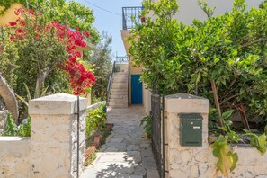 Property grounds - Apartment 'Studio 2' with Mountain View, Wi-Fi and Air Conditioning (Kalymnos)