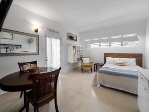 Desk, free WiFi, bed sheets - Peaceful Studio by the Ocean in Camuy (Camuy)