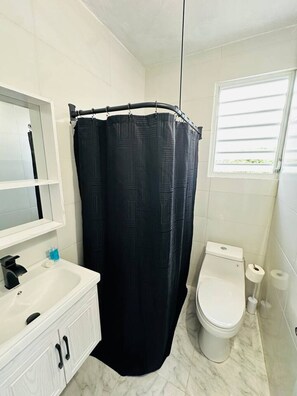 Een haardroger, handdoeken