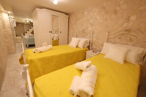 1 bedroom, in-room safe, desk, iron/ironing board - House Sun & Sea in Mola di Bari (Mola di Bari)