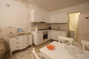 Frigorifero, forno, piano cottura, lavastoviglie