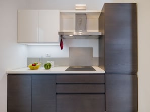 Réfrigérateur, four, batterie de cuisine, vaisselle et ustensiles