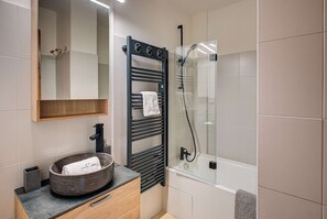 Shower, free toiletries, towels