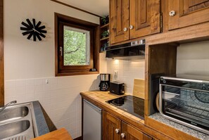 Fridge, oven, stovetop, coffee/tea maker