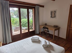 4 bedrooms, iron/ironing board, free WiFi, bed sheets