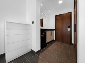 Deluxe Triple Room, 3 Katil Bujang (Single) | Peti besi dalam bilik, meja, seterika/papan seterika, Wi-fi percuma