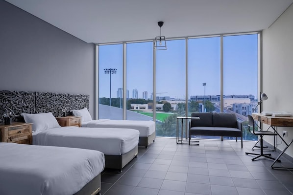 Deluxe Triple Room, 3 Katil Bujang (Single) | Peti besi dalam bilik, meja, seterika/papan seterika, Wi-fi percuma