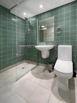 Deluxe Triple Room, 3 Katil Bujang (Single) | Peti besi dalam bilik, meja, seterika/papan seterika, Wi-fi percuma