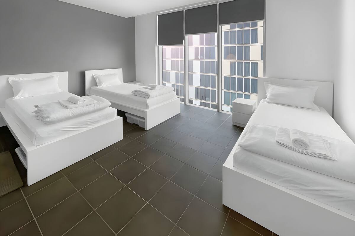 Basic Triple Room, 3 Katil Bujang (Single) | Peti besi dalam bilik, meja, seterika/papan seterika, Wi-fi percuma