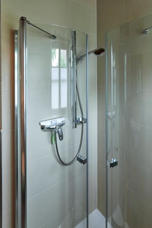 Een douche, gratis toiletartikelen, een haardroger, handdoeken