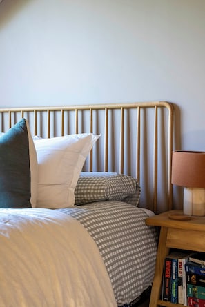 5 bedrooms, iron/ironing board, WiFi, bed sheets