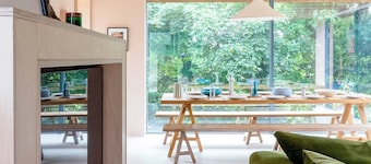 Architect's Treetop Retreat Near Beaches, 5 Bed, Infrared Sauna, Cinema & More
