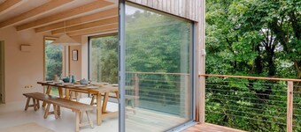 Architect's Treetop Retreat Near Beaches, 5 Bed, Infrared Sauna, Cinema & More