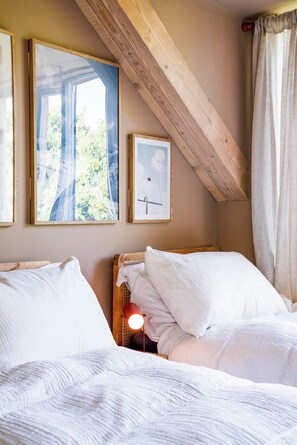 5 bedrooms, iron/ironing board, WiFi, bed sheets