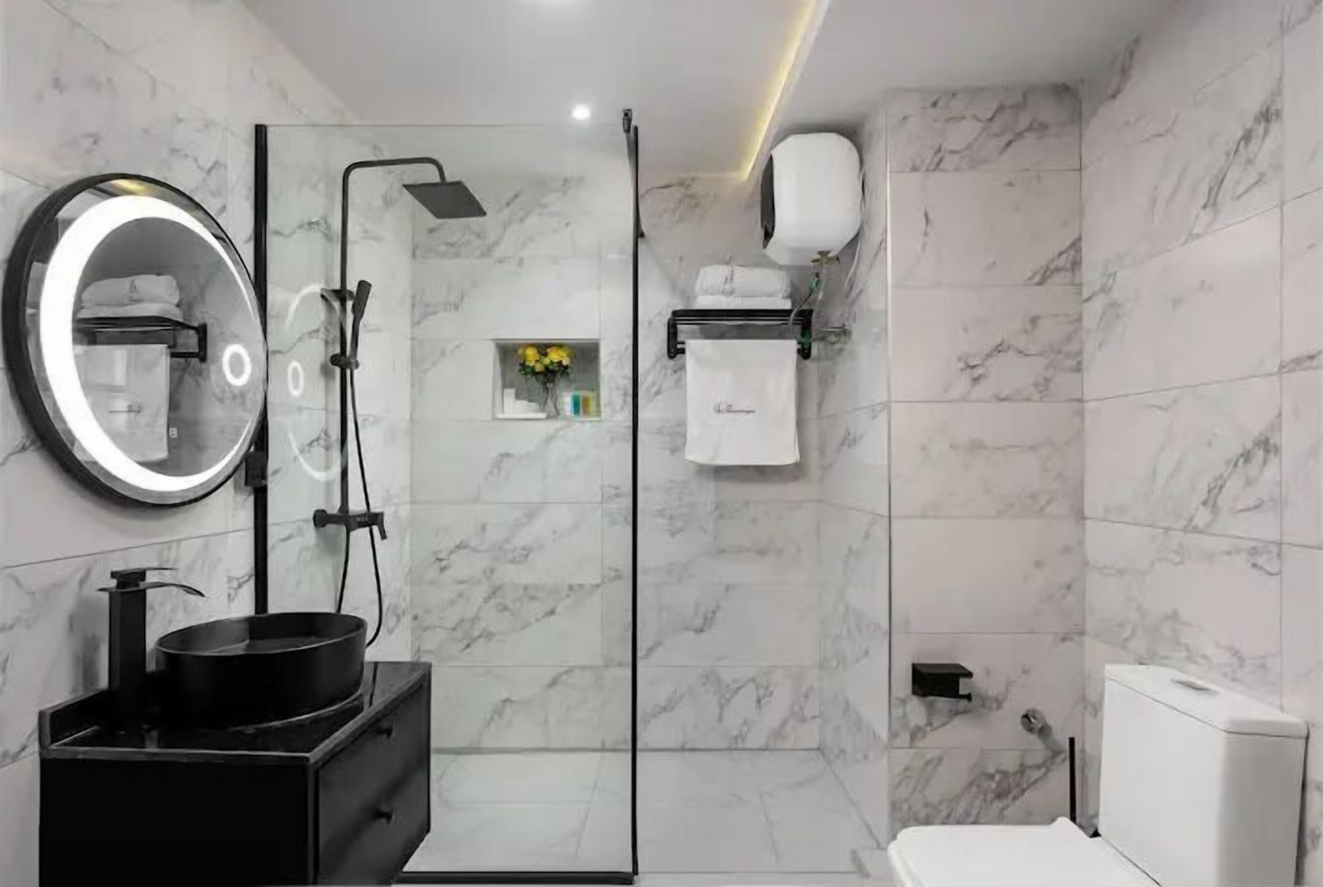 Junior Room, Balcony, City View | Bathroom | Free toiletries, hair dryer, towels, soap