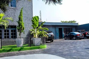 Exterior - the chrome (Lekki)