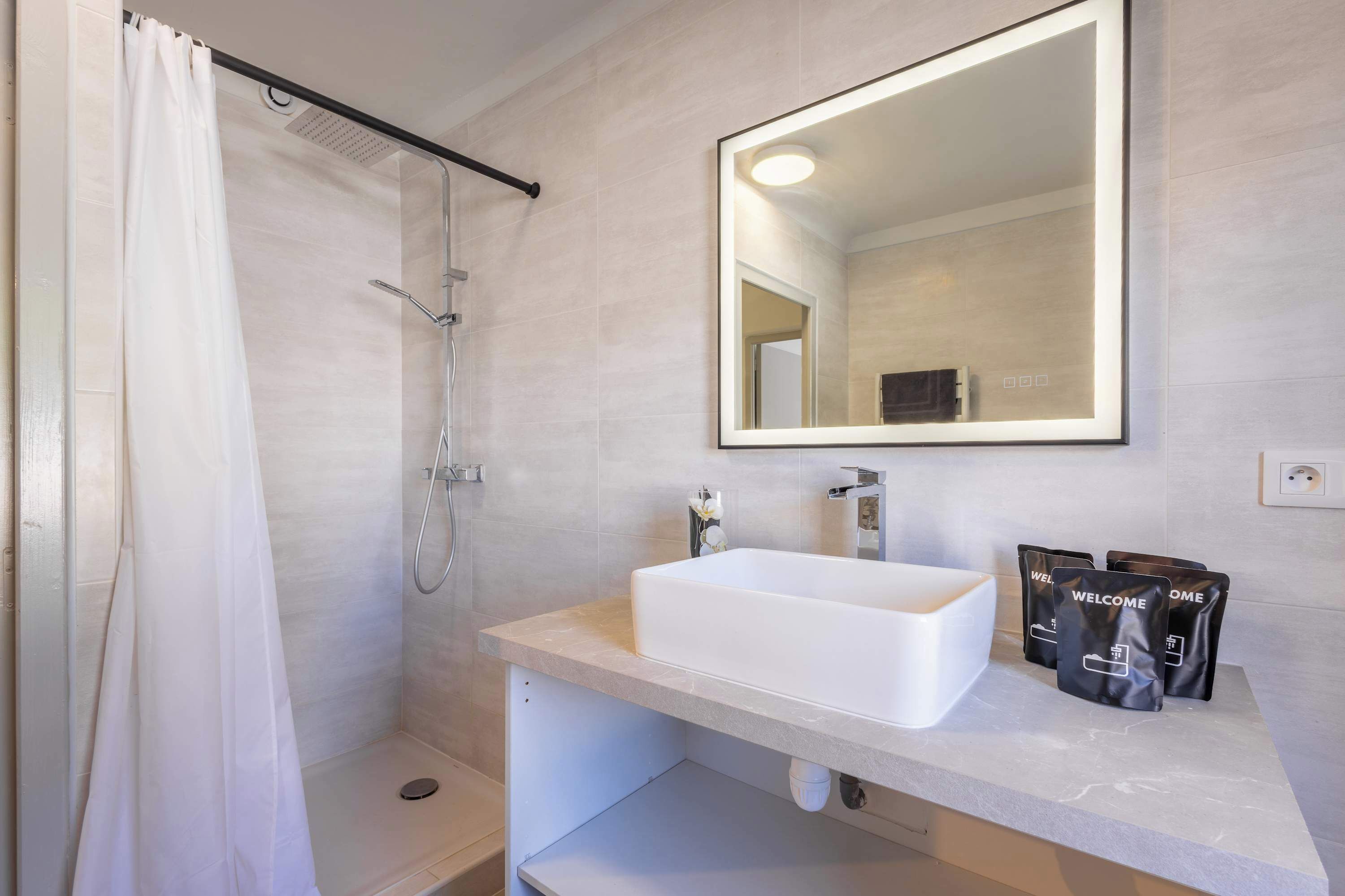 Douche, articles de toilette gratuits, serviettes fournies