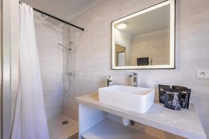 Douche, articles de toilette (gratuits), serviettes fournies