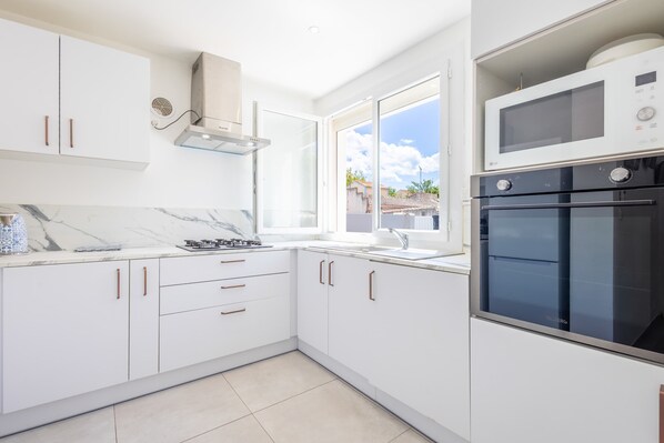 Fridge, microwave, oven, coffee/tea maker