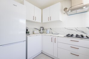 Fridge, microwave, oven, coffee/tea maker - Apartment Near the Sea – Valras-Plage (Valras-Plage)