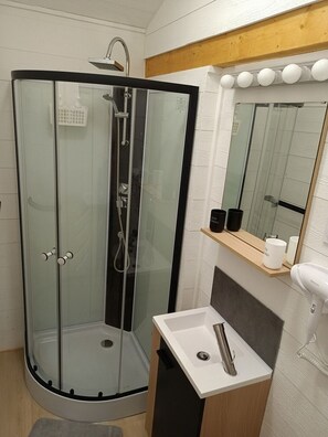 Shower, hair dryer, towels, soap - Gîte Hydra Charme & Nature for 4 People near Honfleur (CONTEVILLE)