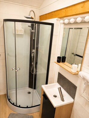 Shower, hair dryer, towels, soap - Gîte Hydra Charme & Nature for 4 People near Honfleur (CONTEVILLE)