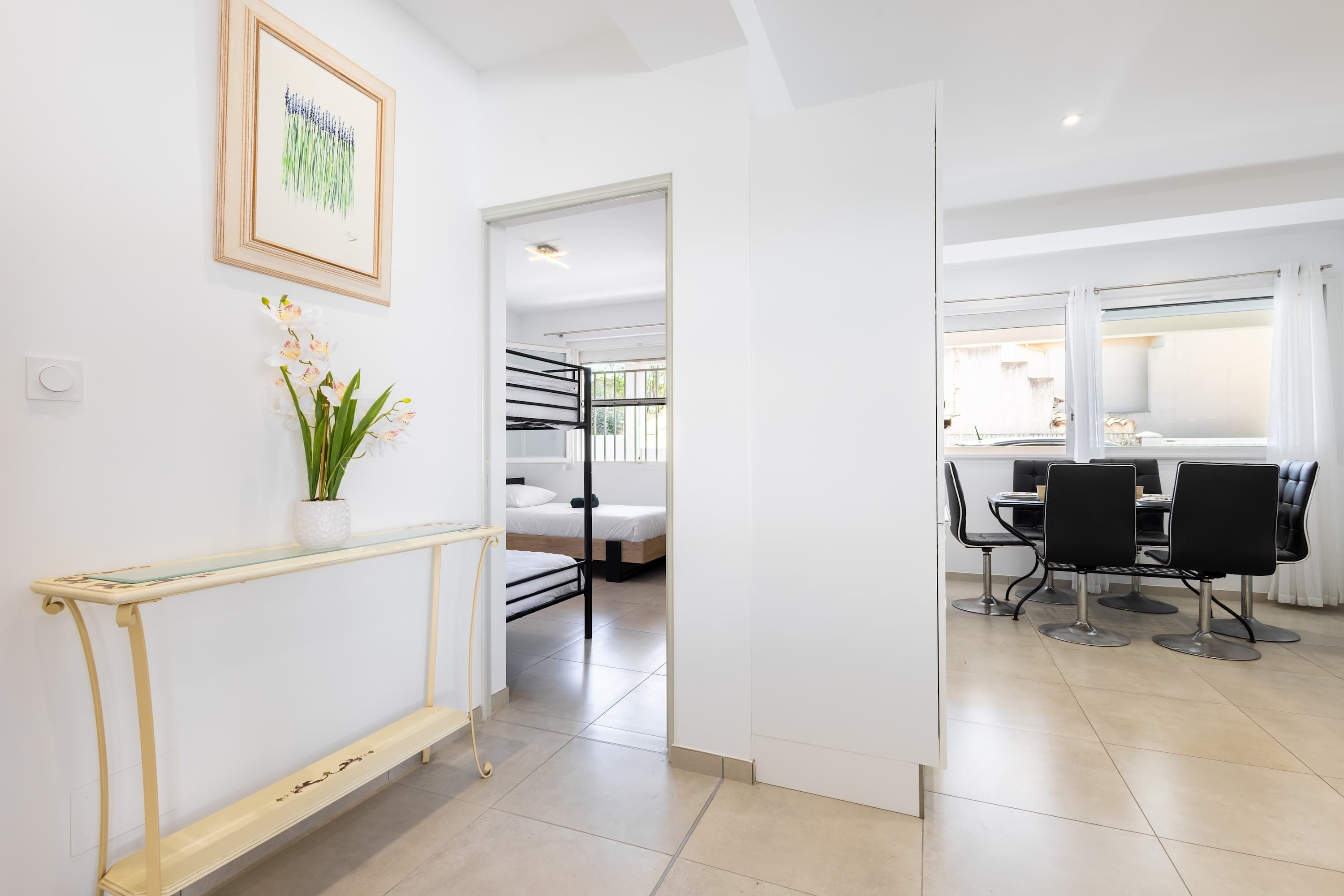 Ein modernes Interieur mit Essbereich, einem Bett und einer Treppe zu einem weiteren Raum.