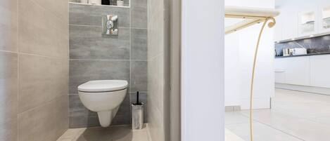 Douche, articles de toilette (gratuits), serviettes fournies