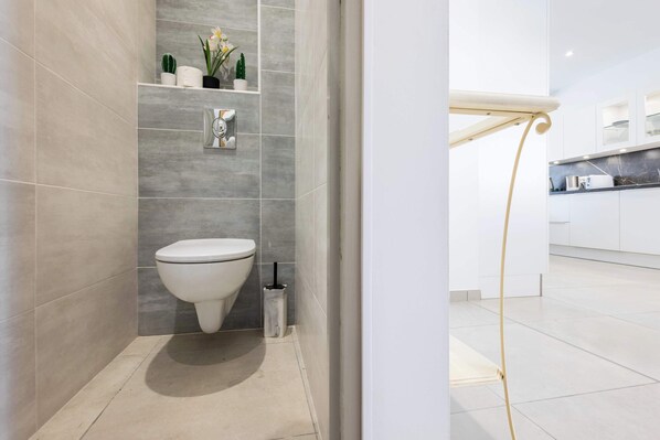 Shower, free toiletries, towels