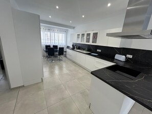 Fridge, microwave, oven, coffee/tea maker