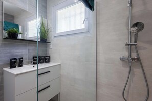 Shower, free toiletries, towels