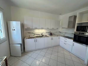 Fridge, microwave, oven, coffee/tea maker