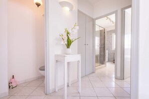 Dusche, kostenlose Toilettenartikel, Handtücher