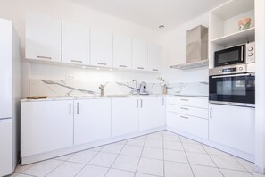 Fridge, microwave, oven, coffee/tea maker