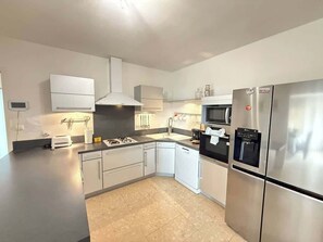 KĂŒhlschrank, Mikrowelle, Ofen, Herdplatte