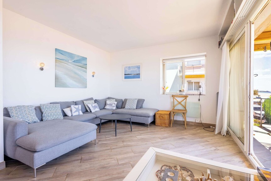Valras-plage Beachfront Apartment: Sea Views & Balcony! - Valras-Plage