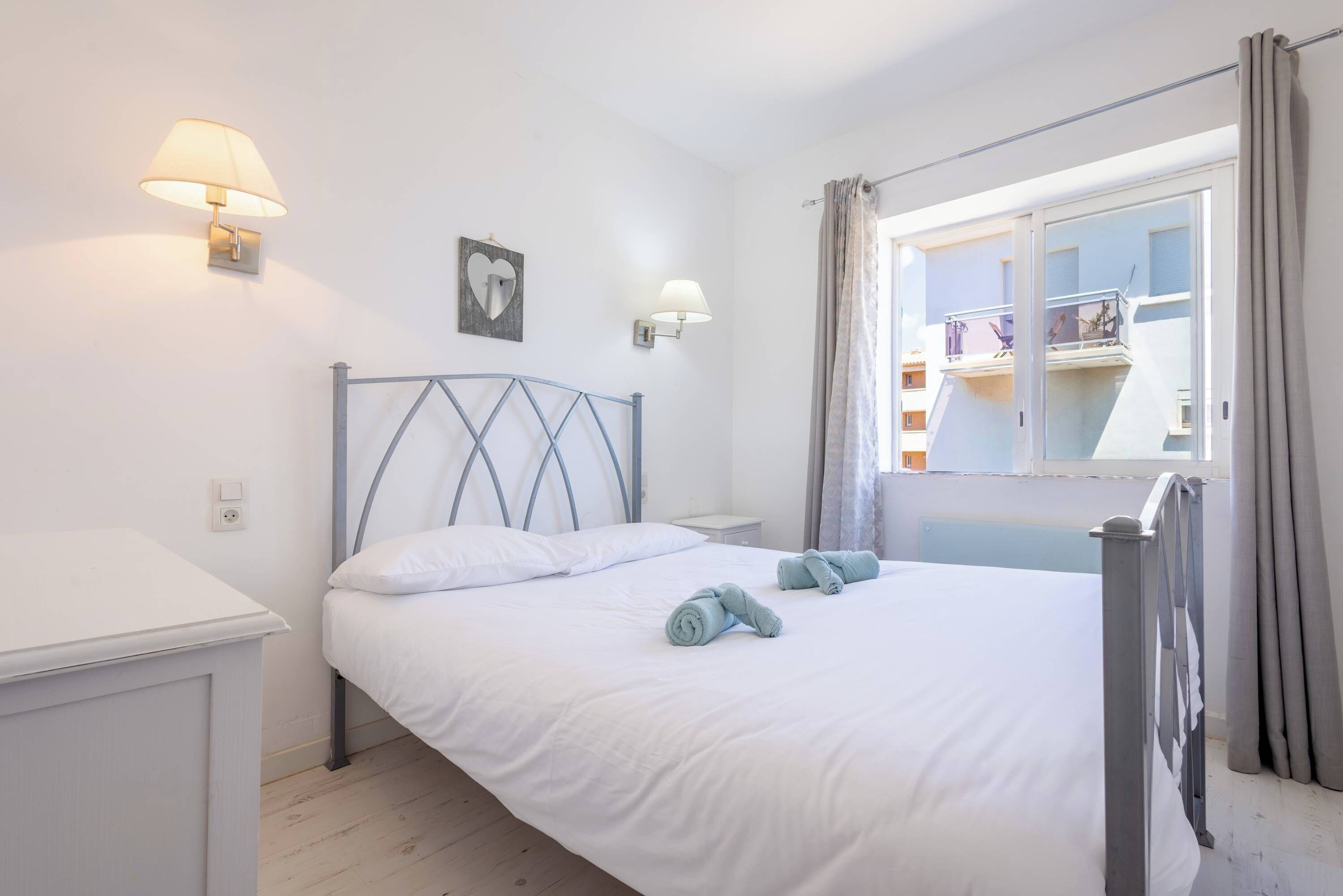 3 habitaciones, tabla de planchar con plancha, wifi y ropa de cama 