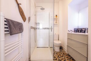 Dusche, kostenlose Toilettenartikel, Haartrockner, Handtücher