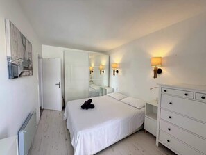 3 chambres, fer et planche à repasser, Wi-Fi, draps fournis