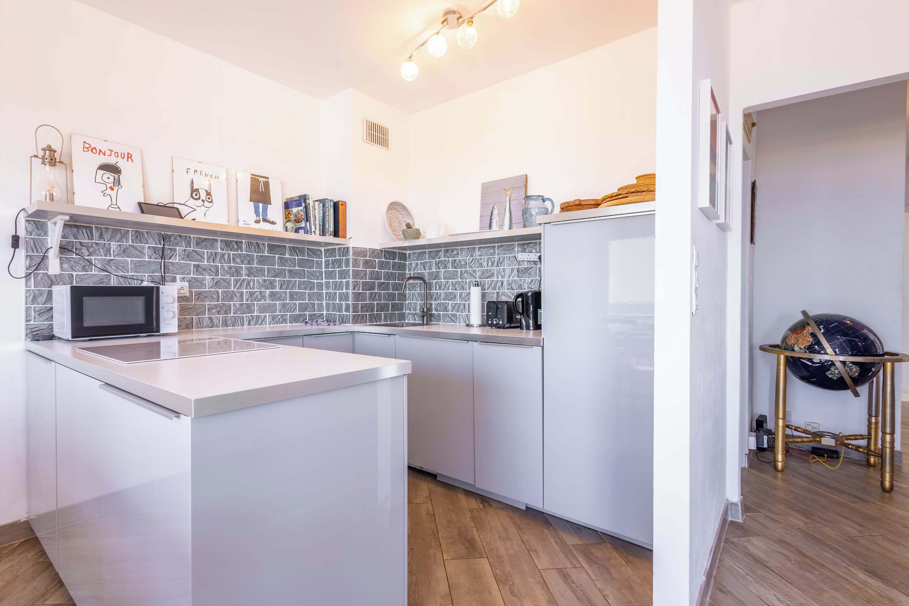 Frigorífico, horno, placa de cocina y cafetera o tetera