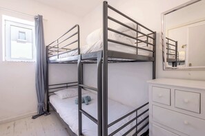 3 bedrooms, iron/ironing board, WiFi, bed sheets - Valras-Plage Beachfront Apartment: Sea Views & Balcony! (Valras-Plage)